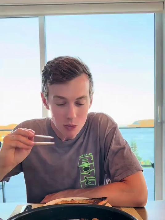 用刚钓上来的鳕鱼做酸菜鱼,味道那是相当不错,中西合璧,非常鲜美!#vlog日常 #海外