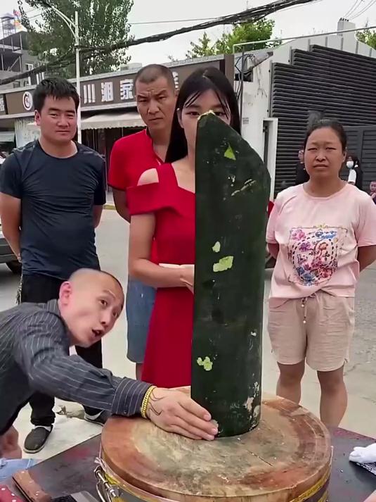阳江加厚锻打菜刀，锋利顺滑，纯手工锻打，切肉劈骨毫不费劲，厨房常备好物