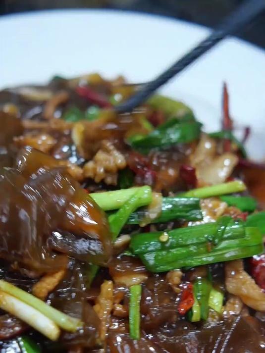 拉皮肉丝 常见的家常小炒拉皮肉丝很好吃