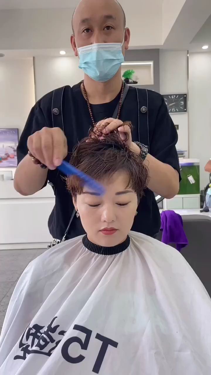 一款女士短发发型,个性又酷的发型。