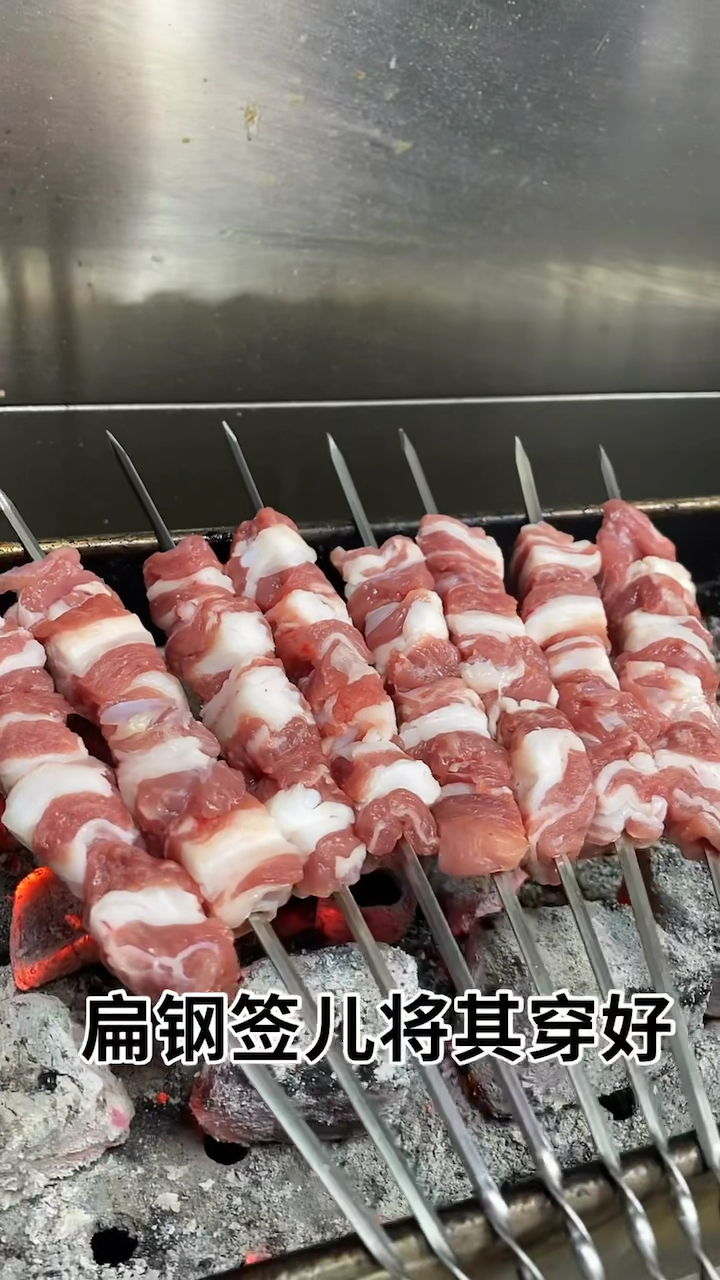烧烤美食碳烤羊肉筋