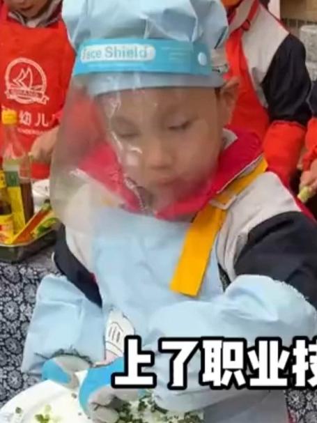 妈妈:幼儿园饭菜好吃吗?孩子:下班咱不聊工作好吗