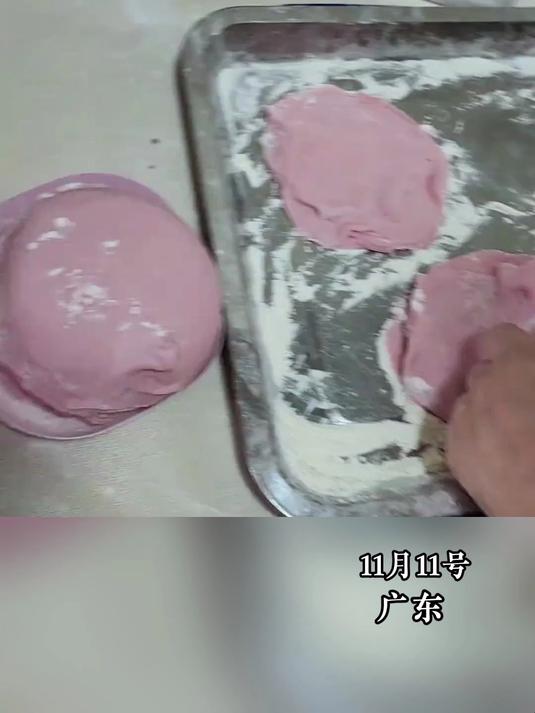 女子第一次学习包饺子,结果擀了一下午的饺子皮全粘在一起了
