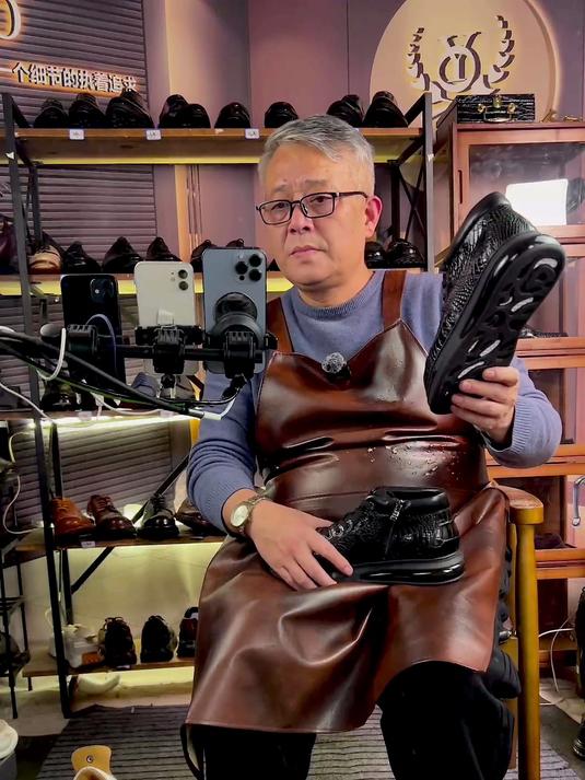 一双高端保暖鳄鱼皮靴