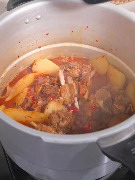 用高压锅20分钟就能吃上一锅香喷喷的羊肉炖萝卜