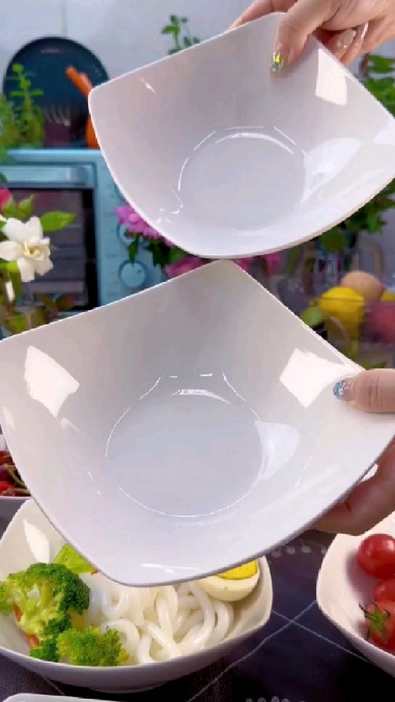 十来块入手4个陶瓷翘脚盘,加高加深设计,既是盘子又是碗,装热菜凉菜吃面条都可以