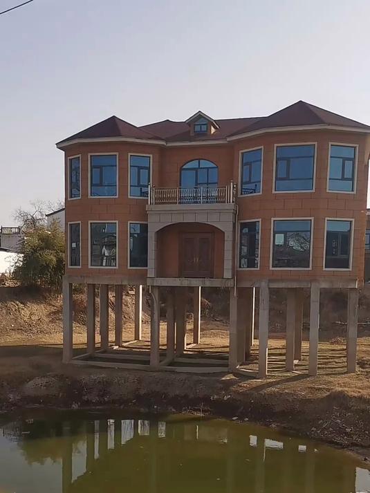 农村自建小别墅,要是把水坑改造成鱼池,就更漂亮了