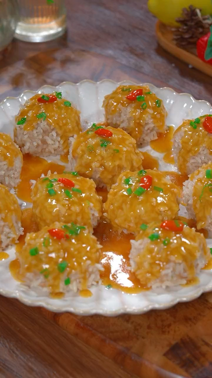 老话说秋天吃藕胜过吃肉,今天来教大家一道藕肉丸子,清香脆爽,非常好吃