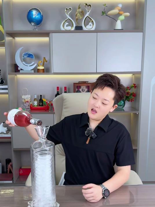 桃红是用了更加复杂的短暂浸渍工艺才能做到这么漂亮的酒色哦~