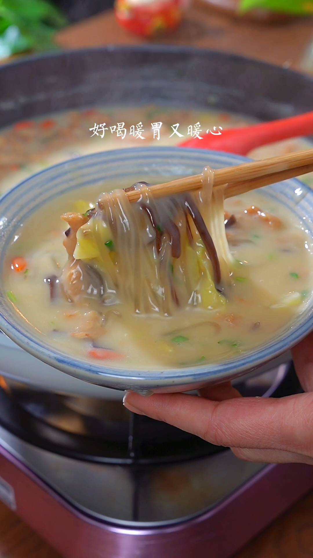 做梦都没想到这个烂糊白菜汤这么好吃,家里有鸡蛋面粉白菜的可以试试,好喝又暖胃