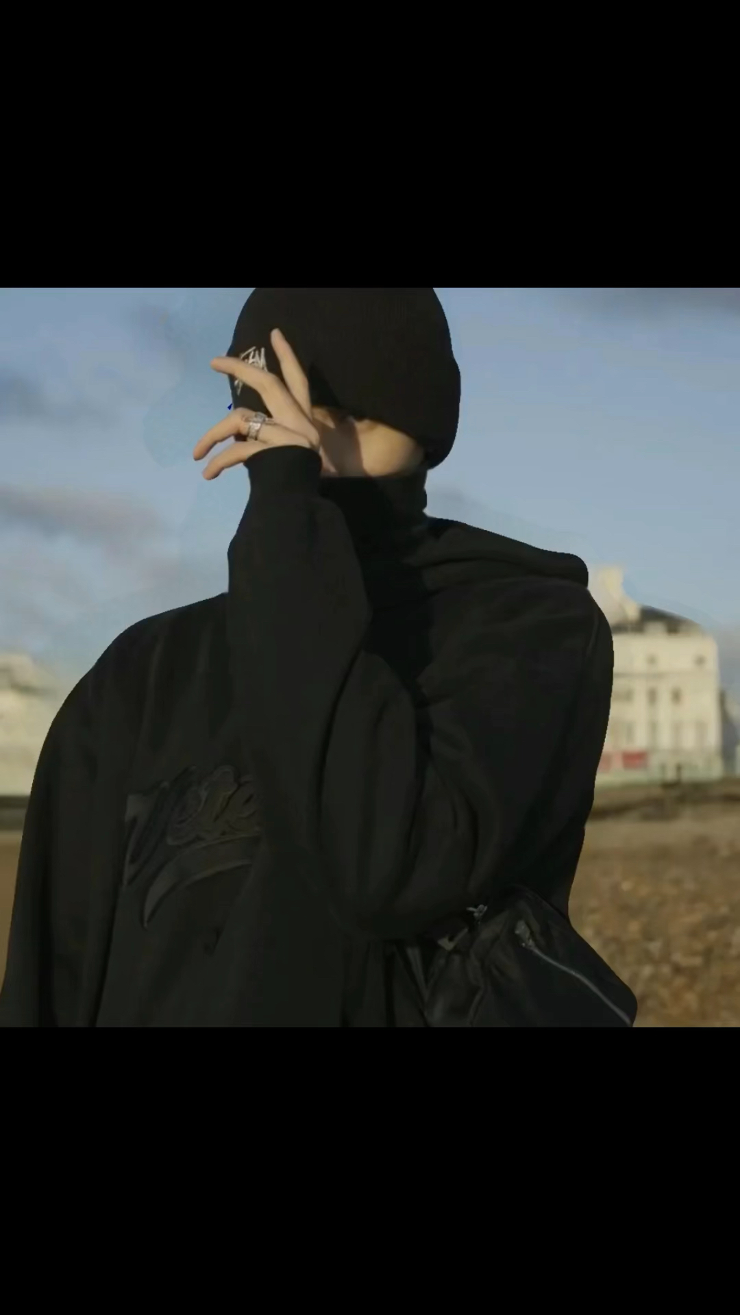 远离世俗的氛围感男生头像