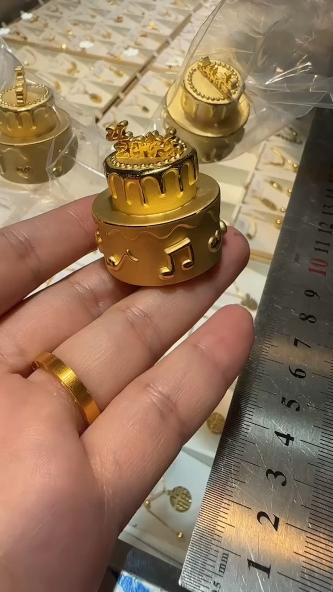 天呐,生日蛋糕都变成黄金的啦,谁会不喜欢这个蛋糕呀