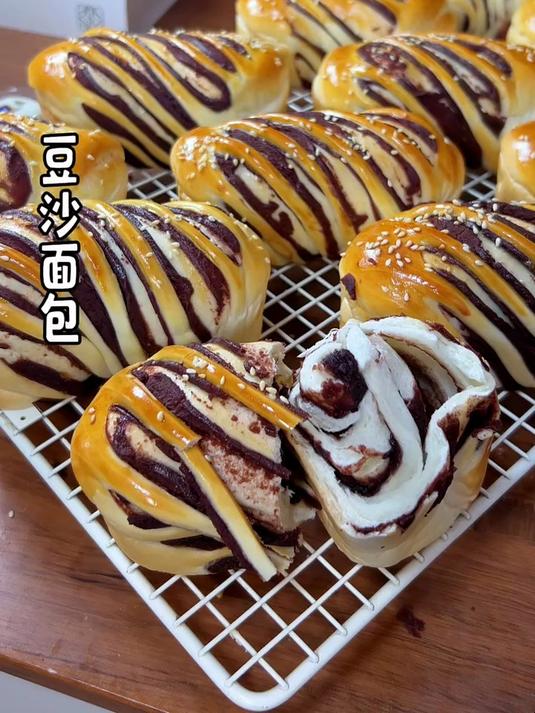 香甜好吃的豆沙面包，做法简单，一次就会