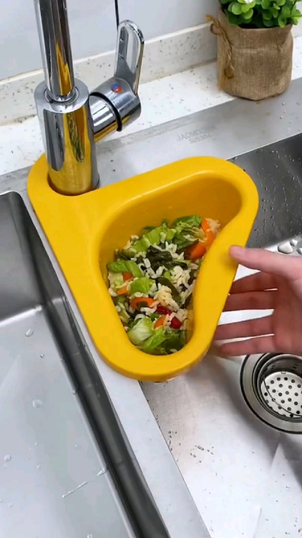 厨房剩菜剩饭、鱼刺鱼骨头、厨房湿垃圾还在往水池里倒,下水道易堵塞,学上海人这样做