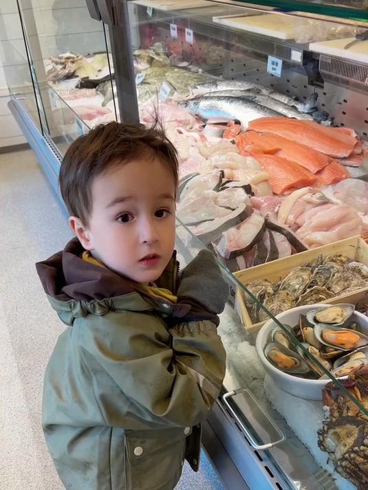 挪威一家三口去逛海鲜市场,烟熏三文鱼和鳕鱼饼,太有食欲了!