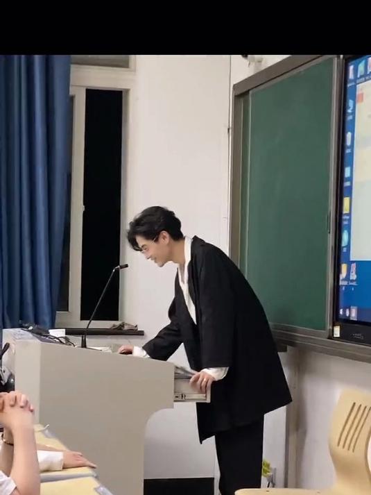 像我这种禁欲系戴眼镜教美术的男生会有人喜欢嘛?