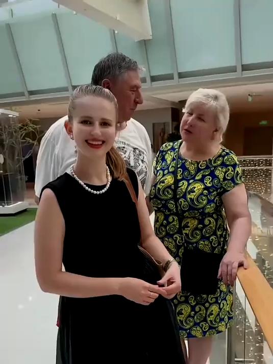 带外公外婆品尝老北京铜锅涮羊肉,从战争到和平!老两口感触颇深