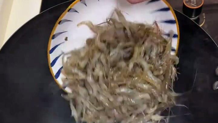 韭菜炒河虾:香辣家常美味 #美食教程 #家常菜 #舌尖上的美食 #我的厨房日记 #韭菜炒河