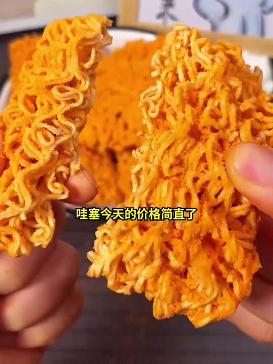 泡面党叛变现场!干嚼蟹黄面,香到汤都懒得泡!