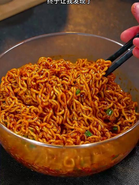 小龙虾拌面 白象家的这个小龙虾拌面 面条裹满了酱汁