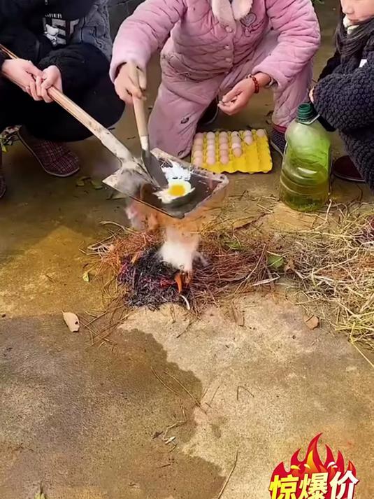 这个四孔煎蛋锅真的太好用了,不仅可以煎蛋,还能做各种蔬菜饼