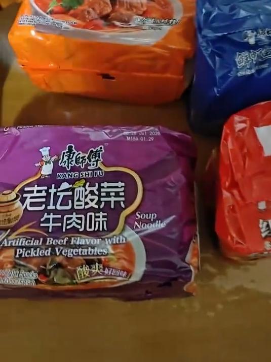 网友发现康师傅方便面产品,出口的和国内名字不一样