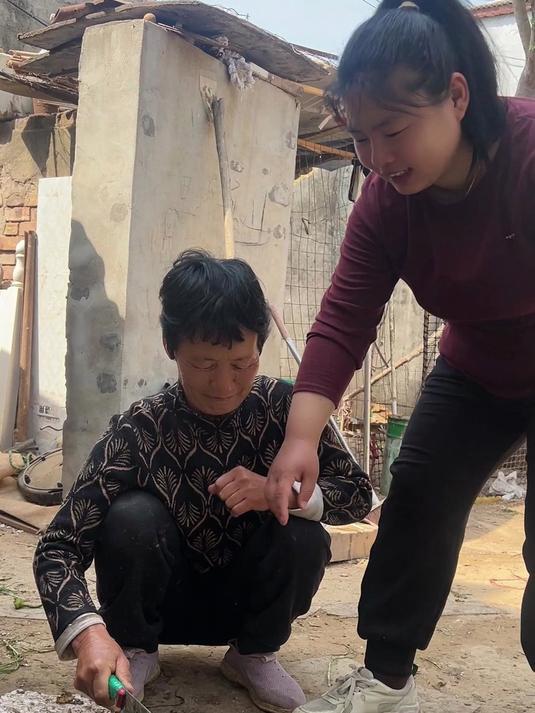 农村90后妈妈为婆婆制作了一台喂鸡碎菜机器