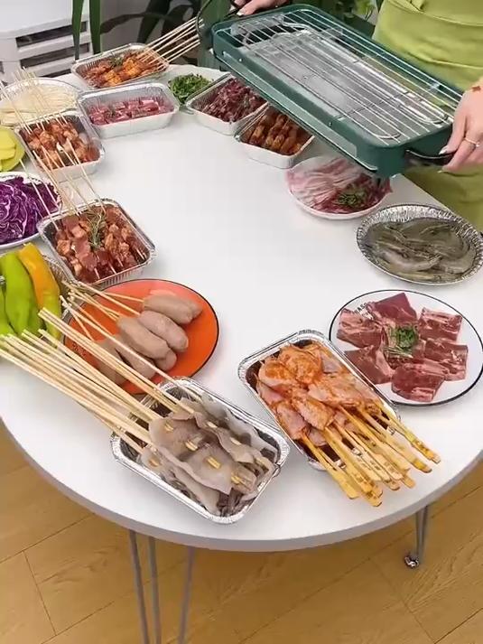 在家也能吃上烧烤,多功能的电烤炉太方便了,想吃随时烤串和煎肉