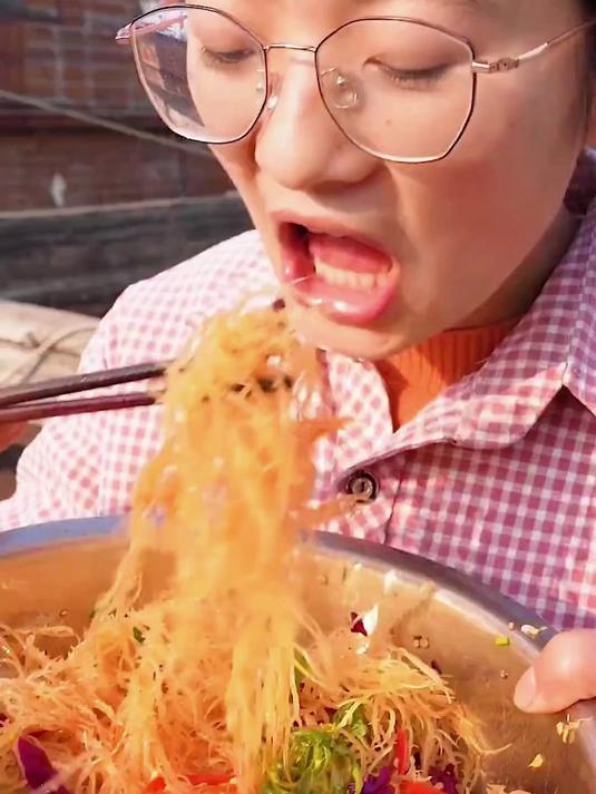 龙须菜也叫石花菜也叫鹿角菜是大海里自然生长的你们那边叫什么菜