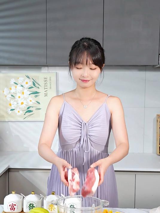 经常炸肉丸子、做肉饼推荐这款，我一直在用苏泊尔绞肉机，肉馅搅拌均匀，炸出来鲜嫩不发干