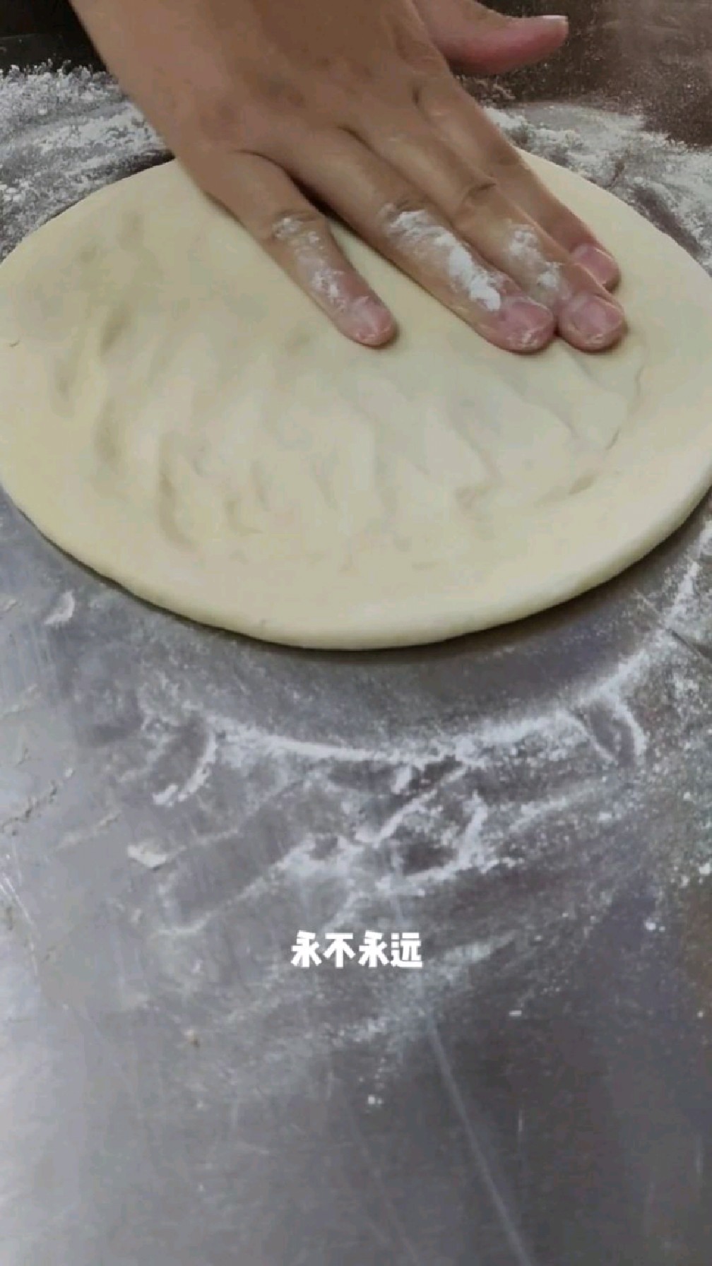 最近穷疯了,没钱买大饼吃,只好啃馒头。想吃大饼了,就把馒头拍扁