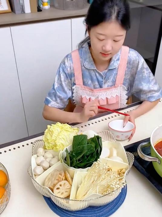家里爱吃火锅的,可以试试这“旋转火锅备菜盘”,一个顶六个盘子