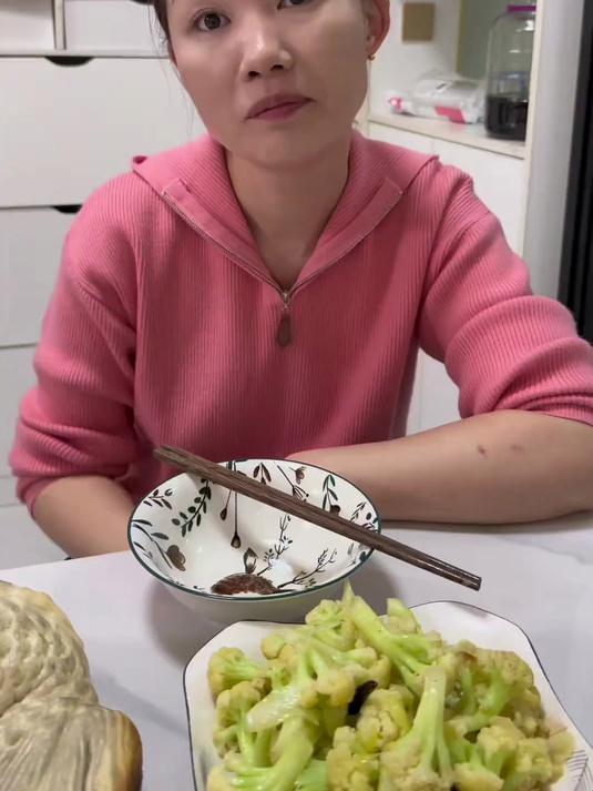 今天改善伙食母鸡到底有没有鸡冠子，这小子多少是有点缺心眼子