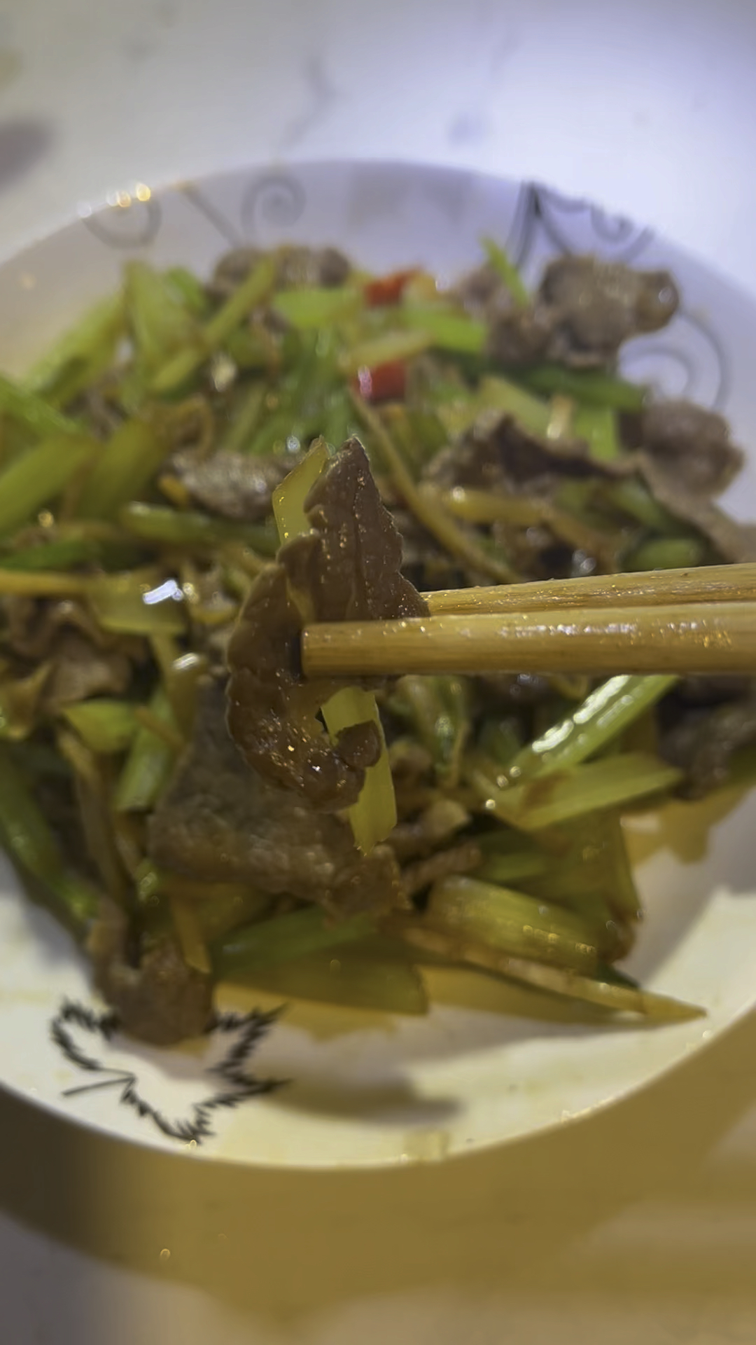 家常菜小炒黄牛肉芹菜,这样炒出来的牛肉越嚼越香,芹菜脆嫩