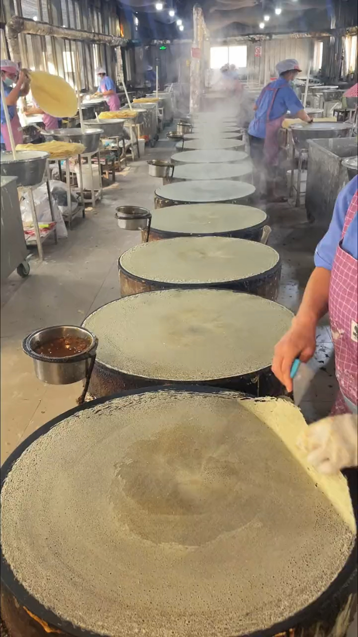 香软可口的小米煎饼,卷菜卷肉咬上一口太好吃了