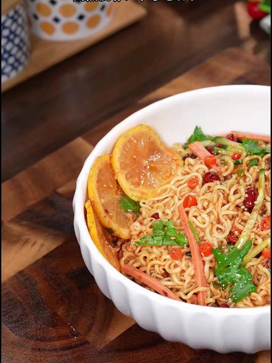 夏天必备雪碧拌面,简单好做酸辣开胃