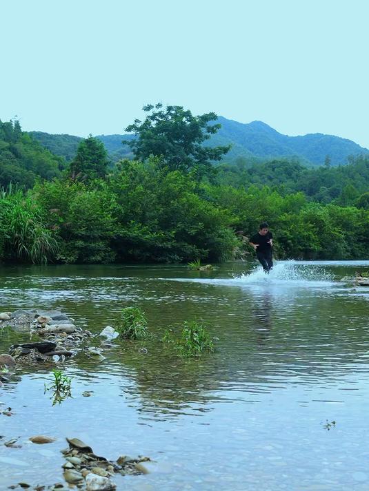 买回来的草鱼做成酸汤火锅搭配上农村特有的食材别有一番风味 新
