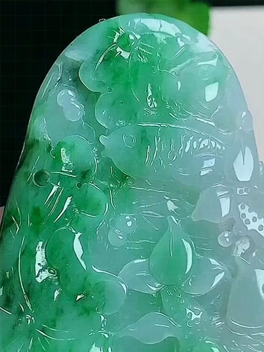 翡翠珠宝飘绿莹润,年年有余,鱼形优美