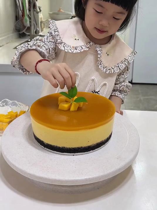 快过母亲节啦，给妈妈做她爱吃的芒果慕斯蛋糕