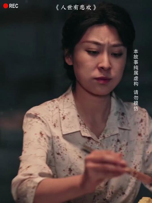 小女孩第一次吃鸡腿，结果女人破口大骂