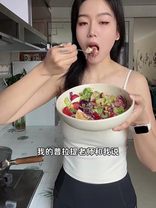 最近的晚餐都换成了好吃的蔬菜沙拉~就是西餐厅的味道！清清爽爽的巨好吃。#踢开世界的门#