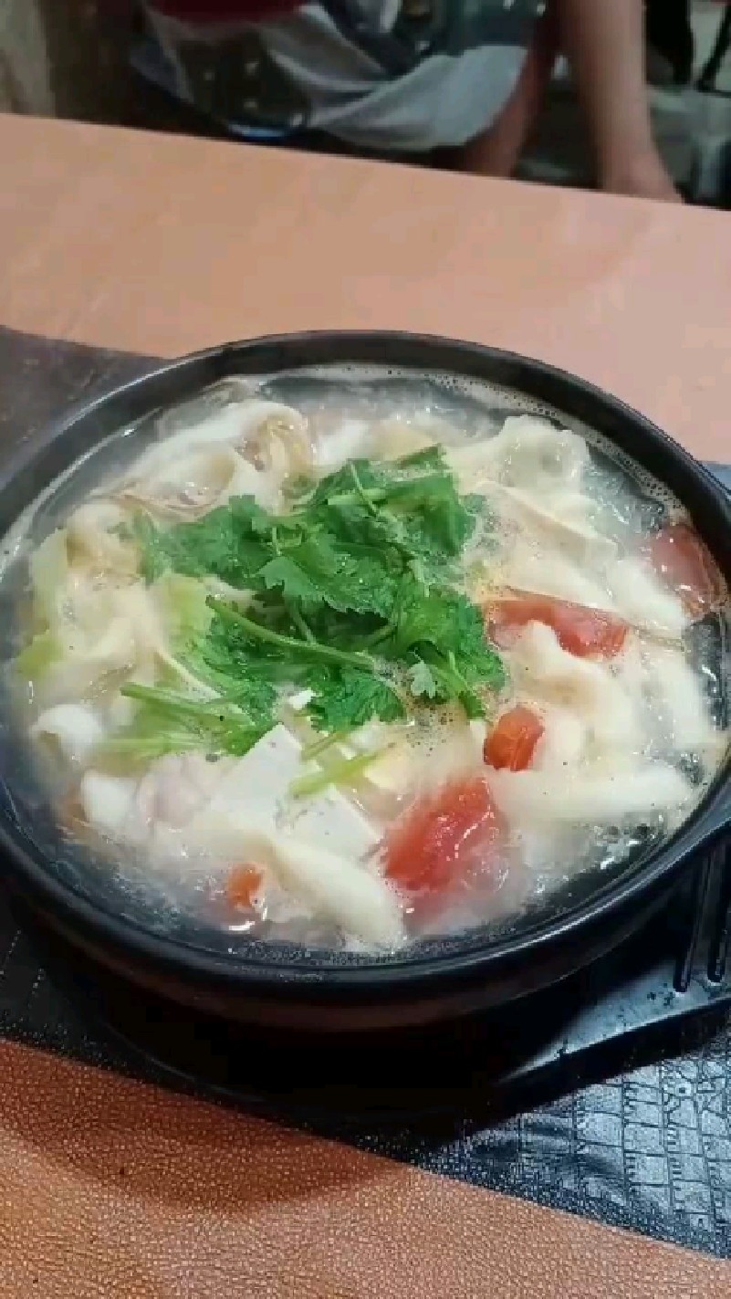 一份热气腾腾的砂锅素面条,美味佳肴