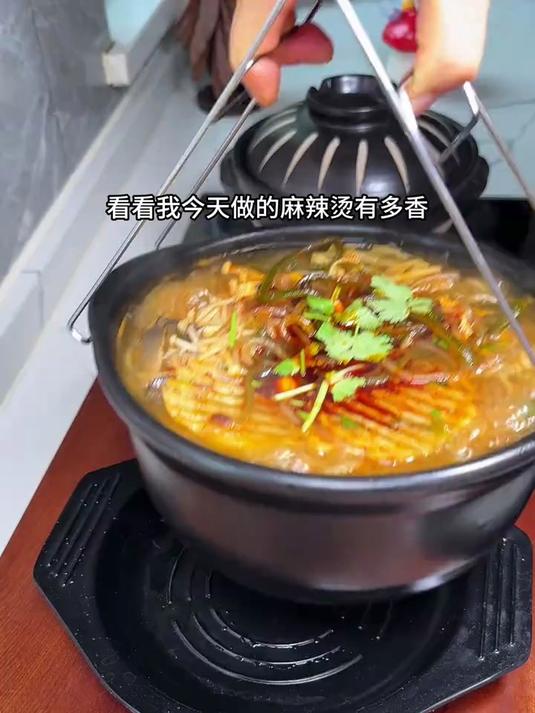 看看我做的麻辣烫有多香，麻麻辣辣的