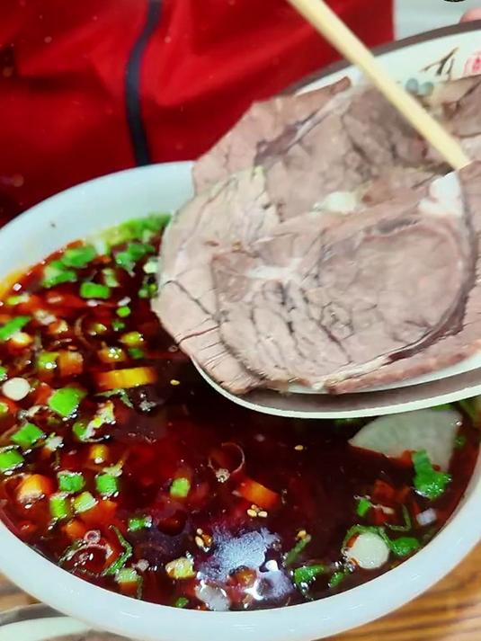 兰州拉面：牛骨熬汤 8 小时爆汁！现拉面条裹满辣油，吸溜超过瘾