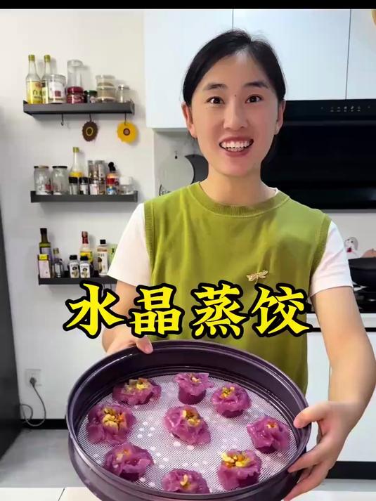 给孩子们捏出樱花水晶饺来吃，虽然捏的不好看，但是孩子高兴