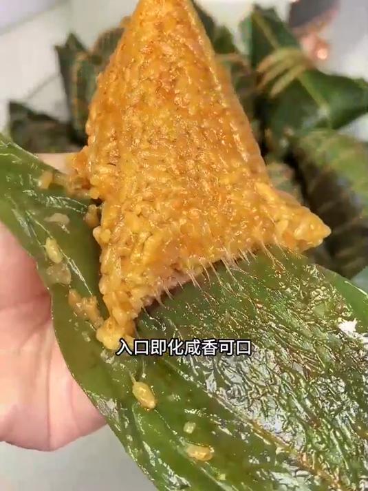 油润入味,一个管饱的大肉粽,每个粽子里都是一块肥而不腻的五花