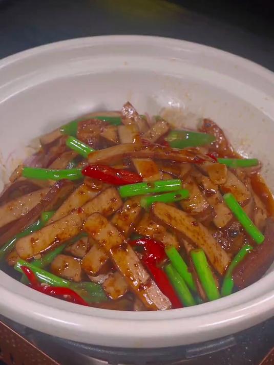 家里没什么好的下饭菜,妈妈们可以做一道干锅鸡蛋干,嫩滑爽口