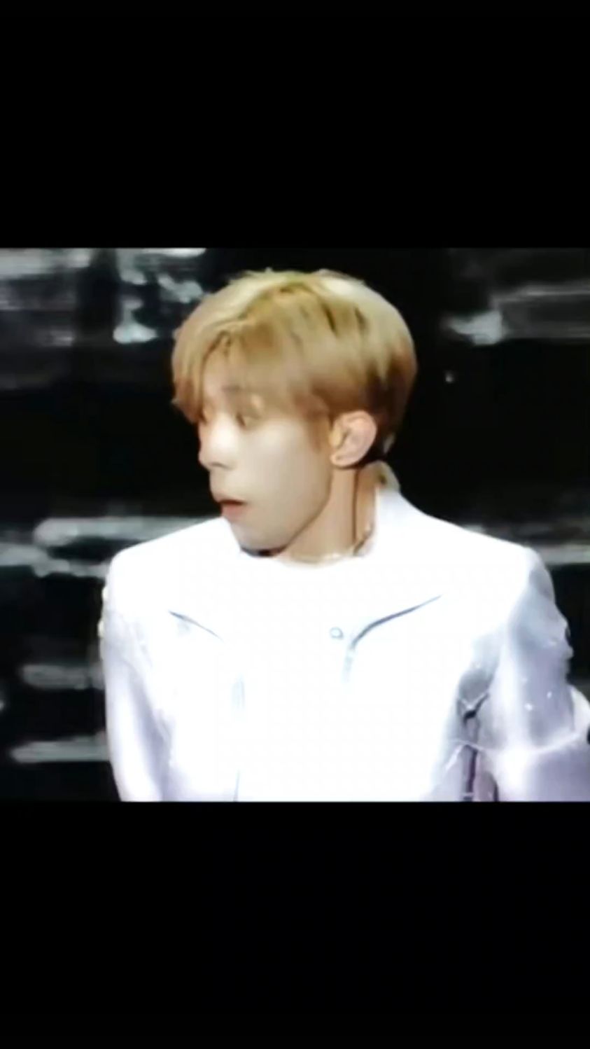#王俊凯王源看着易烊千玺笑# 我真的不行了,这个十周年蛋糕塌了我真的能笑一辈子 