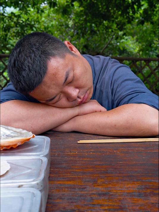 三个各怀心思的人在农村玩盲盒吃饭挑战