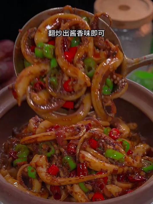 这样做的干锅鱿鱼须干香入味，下酒又下饭